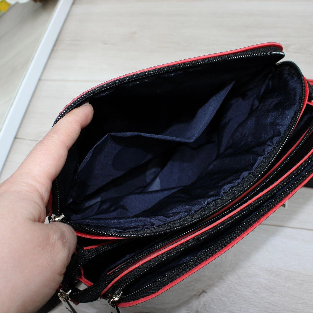 Жіноча сумка чорна з червоним акцентом – стильна крос-боді з характером